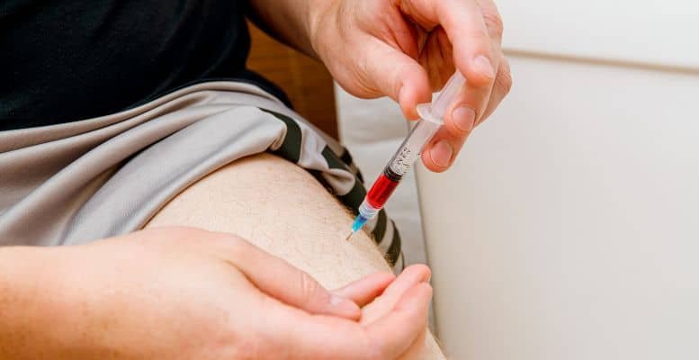 Man injecting b12 vitamin